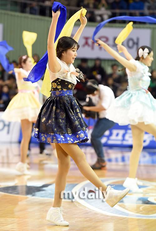 ▲치어리더 '더덩실~ 춤이 절로나네'