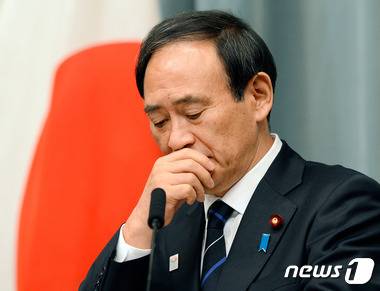 스가 요시히데 일본 관방장관. © AFP=뉴스1