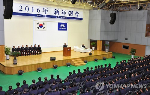 현대차 울산공장 시무식      (울산=연합뉴스) 장영은 기자 = 현대자동차 울산공장은 5일 문화회관 체육관에서 윤여철 부회장을 비롯해 임직원 2천여명이 참석한 가운데 2016년 시무식을 열었다. 윤 부회장은 신년사에서 "올해 세계 경제는 중국의 경기 둔화와 저유가, 미국 금리 인상에 따른 신흥 시장의 불안 등으로 저성장이 지속될 것으로 예상된다" "이 같은 대외환경에서 미래 경쟁력 확보를 위해 연구개발(R&D) 투자를 대폭 확대해 자동차 산업의 기술 혁신을 주도해야 한다"고 강조했다.2016.1.5 << 현대차 >>     young@yna.co.kr