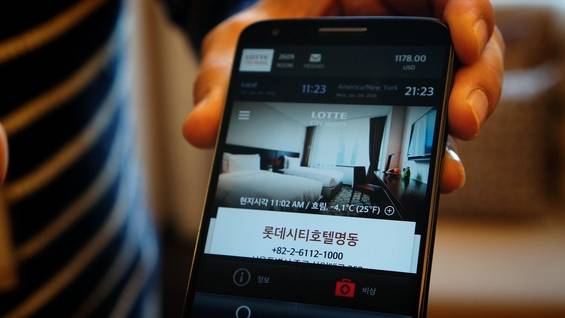 호텔롯데는 국내 비즈니스호텔 업계 처음으로 ‘스마트호텔TV솔루션’을 모든 객실에 도입했다. 조정현 LG전자 호텔솔루션부문 과장이 스마트폰으로 객실 상태를 조절하고 있다. /유진우 기자