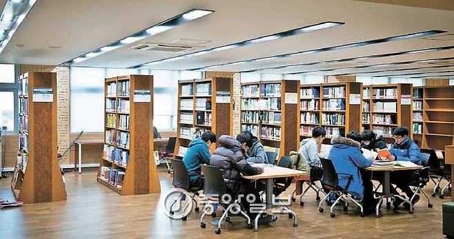 [각종 전공 분야의 책이 비치된 도서관. 학생 1인당 장서수가 100권이 넘는다.]