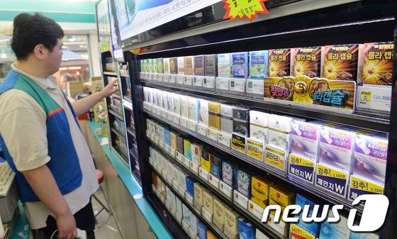 12일 오후 서울 시내의 한 담배가게에 담배가 진열되어 있다. 이날 정부는