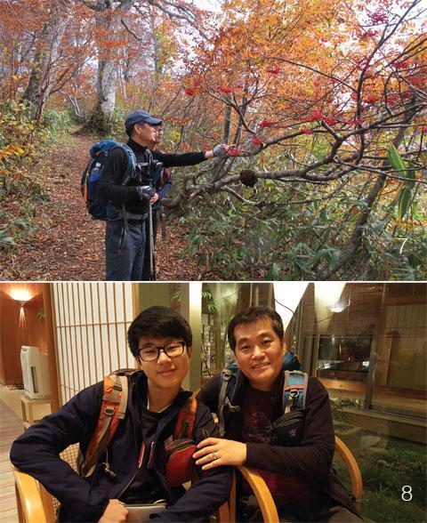 [월간산]7 아들에게 마가목 열매를 설명해 주는 아버지 김현석씨. 8 온천호텔 로비에서 정겨운 모습의 김현석-김지용 부자.