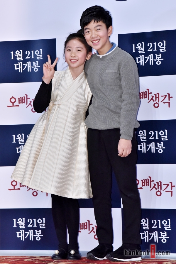 아역 배우 이레(좌)와 정준원(우)가 영화 '오빠생각'의 기자간담회에서 포즈를 취하고 있다. (사진= 김봉진 인턴기자)