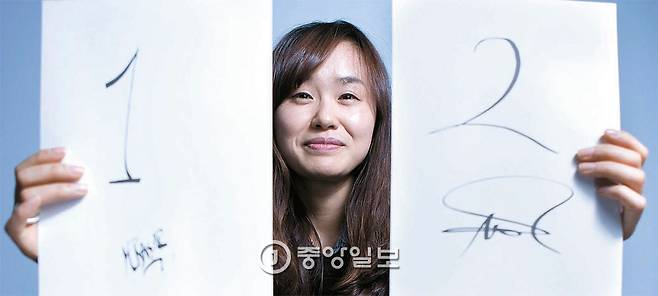 최성문 아트랩꿈공작소 대표가 터키 사람들이 써 준 숫자를 들어 보여 주고 있다. 지난해 7월 터키에 가서 받아 온 숫자다. [권혁재 사진전문기자]