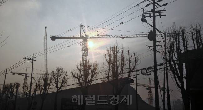 건설사들이 1월 계획했던 분양일정을 다음달 이후로 미루는 등 첫달부터 몸을 낮췄다. 공급과잉 논란과 실수요자 부족에 따른 미분양 부담이 작용한 것으로 풀이된다. [사진=헤럴드경제DB]