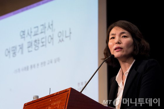 전희경 자유경제원 사무총장이 28일 서울 여의도 국회 헌정기념관에서 열린 새누리당 중앙위원회 새누리포럼 '역사 바로 세우기, 올바른 역사교과서 왜 필요한가' 토론회에서 기조발제를 하고 있다. 2015.10.28/뉴스1  <저작권자 © 뉴스1코리아, 무단전재 및 재배포 금지>
