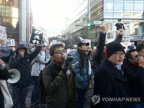 혐한세력에 반대하는 일본시민들의 '카운터 시위'   (도쿄=연합뉴스) 조준형 특파원 = 10일 일본 도쿄 번화가인 긴자에서 벌어진 혐한 세력들의 시위에 반대하는 시민들이 이른바 '카운터 데모'를 벌이고 있다.  2016.1.10 jhcho@yna.co.kr