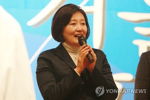 발언하는 박영선 전 원내대표      (광주=연합뉴스) 장아름 기자 = 더불어민주당 박영선 전 원내대표가 10일 오후 광주 광산구 남부대학교 협동관에서 열린 이용섭 전 의원의 북콘서트에 초대손님으로 참석해 발언하고 있다. 각각 탈당, 복당 등 거취에 대해 관심이 쏠리고 있는 박 전 원내대표와 이 전 의원은 이날 구체적인 입장을 밝히지는 않았다. 2016.1.10     areum@yna.co.kr