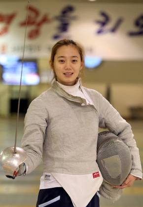 한국 여자펜싱 사브르 대표팀의 윤지수가 지난 6일 태릉선수촌 펜싱장에서 연습 복장을 한 채 밝게 웃고 있다. 탁기형 선임기자 khtak@hani.co.kr