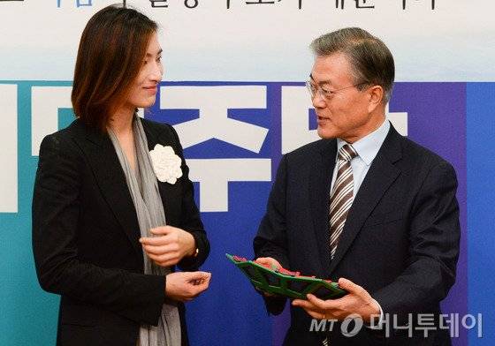 더불어민주당 문재인 대표가 11일 서울 여의도 국회에서 김빈 디자이너의 작품을 보고 있다.디자이너로 활동 중인 김빈씨는 LG전자에서 8년간 휴대전화 디자인 등의 업무를 담당했고 2013년 빈컴퍼니를 창업, 전통소재와 문양을 이용한 제품을 만들어 해외 산업 박람회와 전시회 등에 출품해 왔다.  2016.1.11/뉴스1