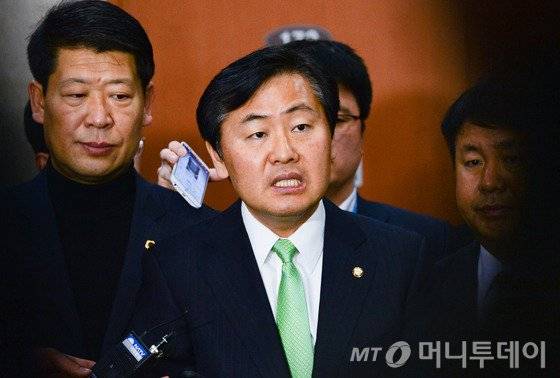 더불어민주당 김관영 의원이 11일 서울 여의도 국회 정론관에서 기자회견을 열고 탈당을 선언한 뒤 기자들의 질의에 답하고 있다. 김관영 의원은 안철수 의원의 신당인 '국민의 당'에 합류할 예정이라고 밝혔다. 2016.1.11/뉴스1