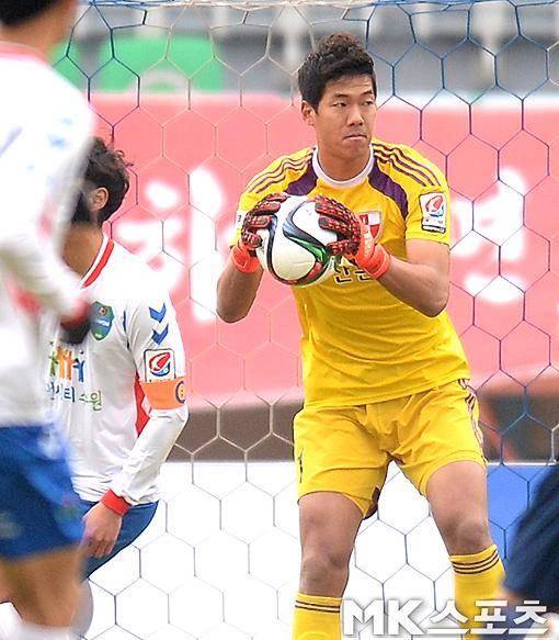 이범영(왼쪽)이 부산 아이파크 시절 수원 FC와의 ‘2015 K리그 승강 플레이오프’ 홈 2차전에서 상대 슛을 잡아내고 있다. 사진(구덕운동장)=옥영화 기자