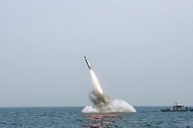 북한 조선중앙TV가 지난해 5월 공개한 SLBM 발사장면
