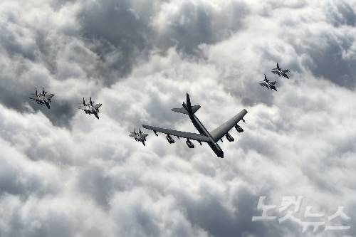 10일 미국의 핵심 전략자산인 B-52 폭격기가 한반도 상공에 전개해 대한민국 공군 F-15K 및 주한 미국 공군 F-16 전투기와 함께 비행하며 북한 도발에 대응한 확장억제 임무를 수행했다. (사진=공군 제공)