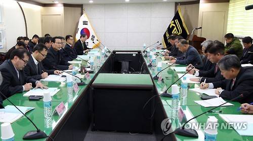 전동차 사고 방지 합동대책회의     (서울=연합뉴스) 김주성 기자 = 12일 오후 서울 용산구 한국철도시설공단 수도권본부에서 전동차 사고 재발을 막기 위한 합동 대책회의가 최정호 국토교통부 차관 주재로 열리고 있다.       이날 회의에는 도시철도를 운영하는 해당 지자체 부단체장 및 운영사의 기관장들이 참석해 안전대책을 논의했다. 2016.1.12     utzza@yna.co.kr