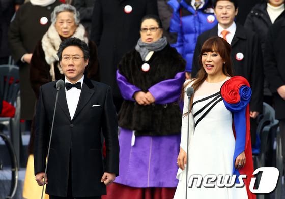 성악가 최현수(왼쪽) 가 국회의사당 광장에서 열린 18대 대통령 취임식에서 애국가를 부르고 있다. 2013.2.25/뉴스1