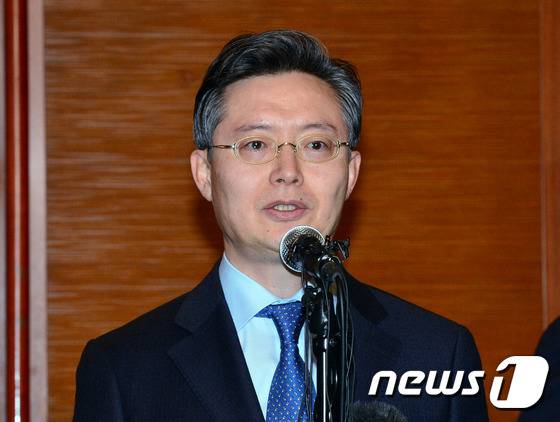 황준국 외교부 한반도평화교섭본부장이 지난 13일 오후 서울 소공동 롯데호텔에서 열린 한미일 6자회담 수석대표 회동을 마치고 회담결과를 발표하고 있다. 2016.1.13/뉴스1 © News1 최현규 기자