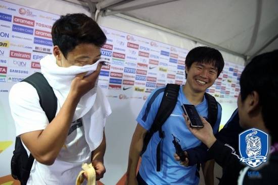 [ 취재진의 질문에 해맑게 웃고 있는 사진 左 황희찬, 右 권창훈 ]