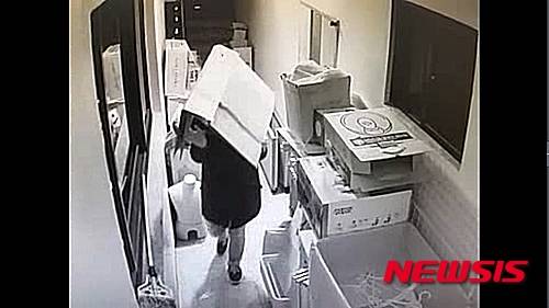 【제주=뉴시스】 고동명 기자=  제주서부경찰서는 야간건조물침입 절도 혐의로 김모(28)씨를 구속해 수사하고 있다고 13일 밝혔다. 사진은 김씨가 지난해 12월27일 오전 3시5분께 제주시 월랑로에 있는 모 매장에 금품을 훔치러 들어가 CCTV를 피하려고 종이상자를 뒤집어쓴 모습을 담은 CCTV의 한 장면이다.(사진= 제주서부경찰서 제공)   photo@newsis.com
