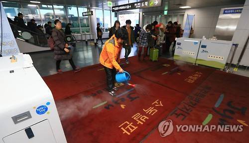 제주공항 구제역 예방 비상     (제주=연합뉴스) 박지호 기자 = 전북 김제에서 구제역이 발생해 방역당국이 긴급 살처분과 방제활동에 돌입한 가운데 13일 오후 제주공항에 도착한 항공기 승객들이 방역설비를 통과하고 있다. 2016.1.13     jihopark@yna.co.kr