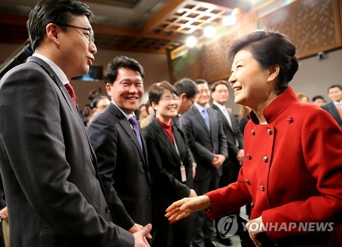 춘추관 브리핑 룸에서 취재진과 인사하고 있는 박근혜 대통령 [연합뉴스 자료사진]