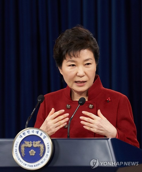 (서울=연합뉴스) 백승렬 기자 = 박근혜 대통령이 13일 오전 청와대 춘추관 브리핑룸에서 대국민 담화를 발표하고 있다.