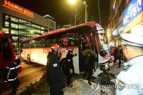 빙판길에 미끄러져 가로수 들이받고 멈춘 버스     (수원=연합뉴스) 경기 남부 일부 지역에 내린 눈이 얼어붙으면서 13일 오후 경기도 수원시 장안지하차도 인근에서 광역버스가 골목길에서 우회전해 차로로 진입하려던 승용차와 충돌해 미끄러져 가로수를 들이 받고 멈춘 사고가 발생해 경찰과 소방대원들이 사고수습작업을 하고 있다. 2016.1.13 << 경기일보 제공 >>     xanadu@yna.co.kr