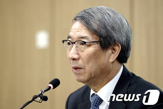 정운찬 동반성장연구소 이사장이  지난14일 서울 관악구 서울대학교 행정대학원에서 '한국경제, 어떻게 살릴 것인가'를 주제로 공공성과관리특강을 하고 있다. /뉴스1 © News1 안은나 기자