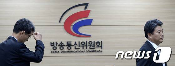 2014년 3월 19일  방송통신위원회에서 열린 종합편성채널과 보도전문채널에 대한 재승인 여부를 의결하기 위한 전체회의에서 여당측 추천 김대희 상임위원(왼쪽)과 야당측 추천 양문석 상임위원이 입장하고 있다. @News1