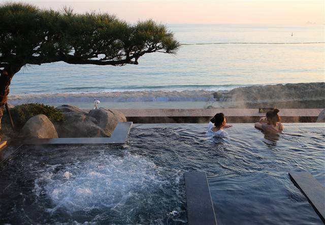 부산 해운대 바닷가 파라다이스호텔 스파 씨메르의 노천탕. 사진 이병학 선임기자