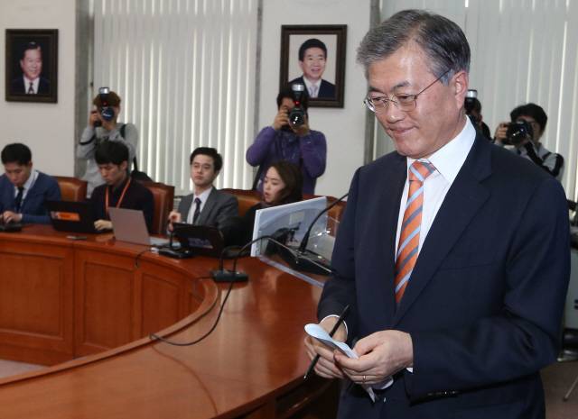 문재인 더불어민주당 대표가 14일 오후 국회에서 김종인 전 청와대 경제수석을 선거대책위 위원장으로 하는 선대위 체제 조기 출범을 발표한 뒤 회견장을 나서고 있다. 문 대표는 “통합에 도움이 되는 시점에 대표직을 내려놓을 수 있다”고 말했다.