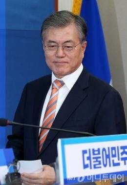 더불어민주당 문재인 대표가 14일 오후 서울 여의도 국회 당대표회의실에서 김종인 전 의원의 영입 관련 기자회견을 위해 회견장으로 들어서고 있다./사진=뉴스1