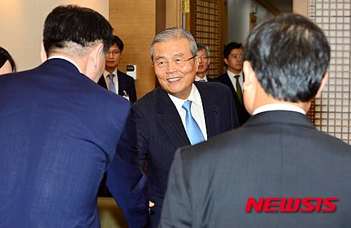 【서울=뉴시스】 배훈식 기자 = 김종인 대법관 후보자 추천위원회 위원장이 4일 오후 서울 서초구 대법원에서 열린 대법관 후보 추천위원회 회의에 참석해 추천위원들과 악수하고 있다. 2015.08.04.   dahora83@newsis.com