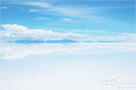 어디에도 없는 새하얀 세상이 펼쳐지는 볼리비아 우유니 소금사막(사진=오지투어 제공)