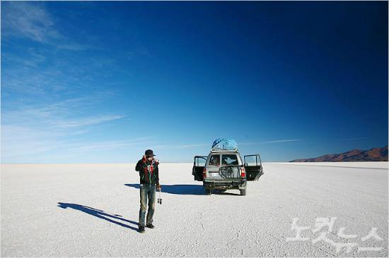우유니 소금사막에서 어떤 각도로 찍어도 일명 '인생샷'을 만들어 낼 수 있다(사진=오지투어 제공)