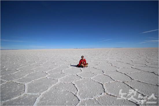 우유니 소금사막의 건기때 모습. 일반적으로 알려진 우유니 소금사막의 풍경과는 또 다른 매력으로 다가온다(사진=오지투어 제공)