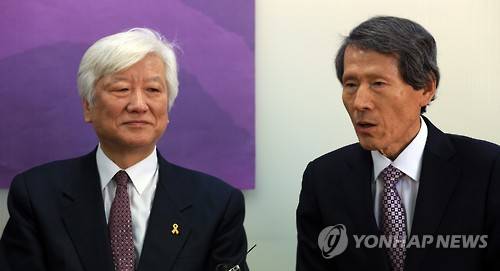 한상진 위원장, "이승만, 국부로 평가" (서울=연합뉴스) 홍해인 기자 = 국민의당 한상진 창당준비위원장(오른쪽)이 14일 오전 무소속 안철수 의원과 함께 서울 종로구 연지동 한국기독교교회협의회(NCCK)를 찾아 NCCK 김영주 총무와 대화하고 있다. 한 위원장은 앞서 이날 서울 강북구 국립 4·19 민주묘지를 참배한 뒤 최근 이승만 전 대통령 묘역 참배에 대한 취재진의 질문을 받고 "어느 나라든 나라를 세운 분을 '국부'라고 평가한다. 우리도 그래야 한다고 생각한다"고 밝혔다.