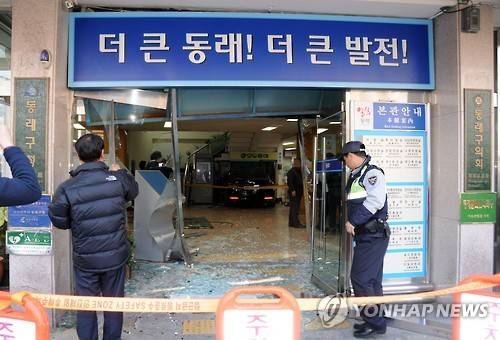 부산 동래구청 민원실에 승용차 돌진     (부산=연합뉴스) 14일 오후 1시 20분께 동래구청 1층 민원실에 박모(76)씨가 몰던 제네시스 차량이 돌진, 민원실 현관과 여행사 사무실 등이 파손됐다. 인명피해는 없었다. 경찰은 굉음과 함께 차량이 갑자기 움직였다는 목격자 진술 등을 참고로 급발진 여부 등 정확한 사고 경위를 조사하고 있다. 2016.1.14 <<부산 동래구>>     pitbull@yna.co.kr
