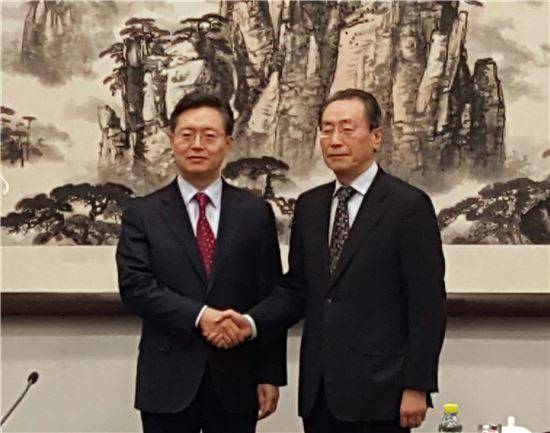 황준국 외교부 한반도평화교섭본부장(왼쪽)과 우다웨이 중국 외교부 한반도사무특별대표.