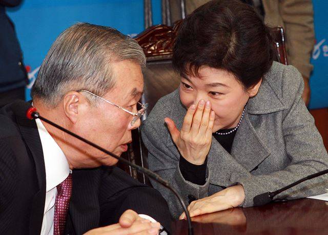2011년 박근혜 대통령이 한나라 비상대책위원장 당시 비상대책위 회의에서 김종인 당시 비대위원과 긴밀하게 이야기하고 있는 모습. 오대근기자 inliner@hankookilbo.com