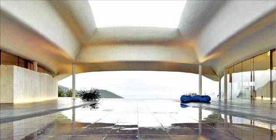 건물의 앞뒷면과 천장을 터 전망이 시원한 클럽하우스.