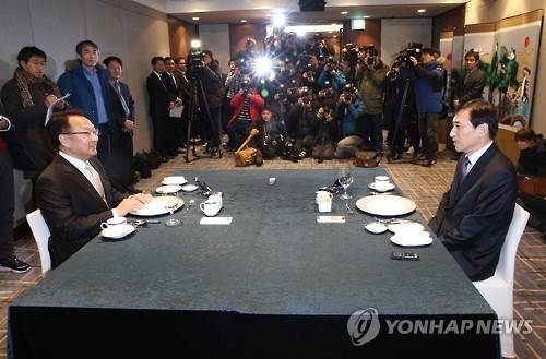 정책공조 협의     (서울=연합뉴스) 서명곤 기자 = 유일호 부총리 겸 기획재정부 장관(왼쪽)과 이주열 한국은행 총재가 15일 오전 서울 중구 명동 은행회관 뱅커스클럽에서 경제 현안을 논의하기 위해 연 오찬회동에서 대화를 나누고 있다.   2016.1.15     seephoto@yna.co.kr