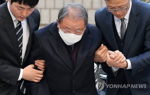 (서울=연합뉴스) 전수영 기자 = 7천900억원의 기업비리를 저지른 혐의로 기소된 조석래 효성그룹 회장이 15일 오후 서울중앙지법에 출석하고 있다. 조 회장은 분식회계 5천10억원, 탈세 1천506억원, 횡령 690억원, 배임 233억원, 위법 배당 500억원 등 총 7천939억원의 기업비리를 저지른 혐의로 2014년 1월 불구속 기소됐다.            swimer@yna.co.kr