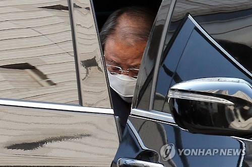 (서울=연합뉴스) 전수영 기자 = 7천900억원의 기업비리를 저지른 혐의로 기소된 조석래 효성그룹 회장이 15일 오후 서울중앙지법에 출석해 차에서 내리고 있다. 조 회장은 분식회계 5천10억원, 탈세 1천506억원, 횡령 690억원, 배임 233억원, 위법 배당 500억원 등 총 7천939억원의 기업비리를 저지른 혐의로 2014년 1월 불구속 기소됐다.    swimer@yna.co.kr