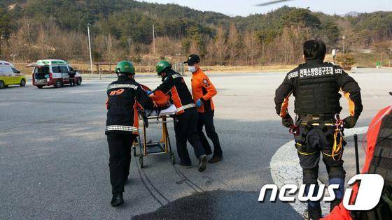 16일 오후 1시45분께 전북 남원시 운봉면 바래봉에서 등산을 하던 이모(여·54)씨가 갑자기 의식을 잃고 쓰러져 119 소방 헬기에 의해 구조돼 인근 병원으로 이송되고 있다./2016.1.16 © News1 박아론 기자