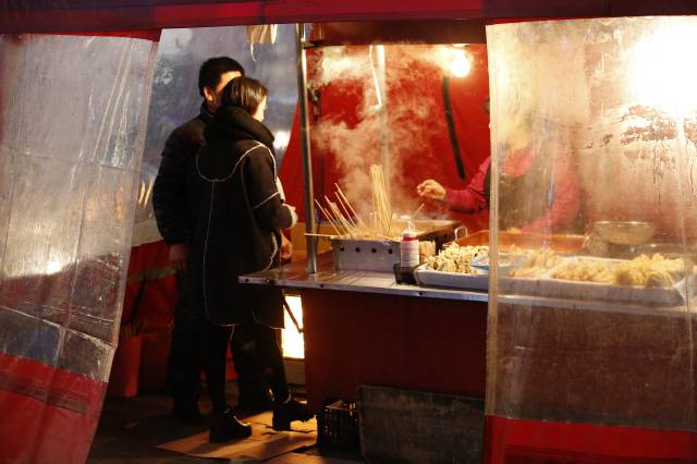 지난 7일 안정애(가명)씨가 경기도 안산시의 한 포장마차에서 부모님의 장사를 돕고 있다.