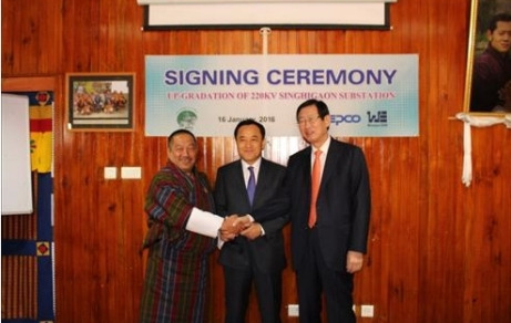 Korea Electric Power Corporation CEO Cho Hwan-eik (right) stands with Woosun Energy and Construction head Kim Gwang-soo (center) and Bhutan Power Corporation Director Gem Tshering (left) in Bhutan.  Source: Korea Electric Power Corporation