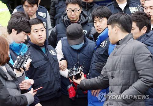 초등생 아들 시신 훼손 혐의 아버지 영장실질심사     (부천=연합뉴스) 윤태현 기자 = 초등생 아들의 시신을 훼손하고 냉동보관한 혐의를 받는 A(34)씨가 영장실질심사를 받고자 17일 오후 경기도 부천시 원미구 원미경찰서를 나서고 있다. 2016.1.17     tomatoyoon@yna.co.kr