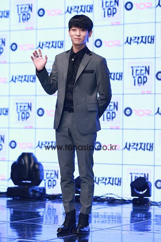 틴탑 엘조가 포즈를 취하고 있다. (레드 포인트)